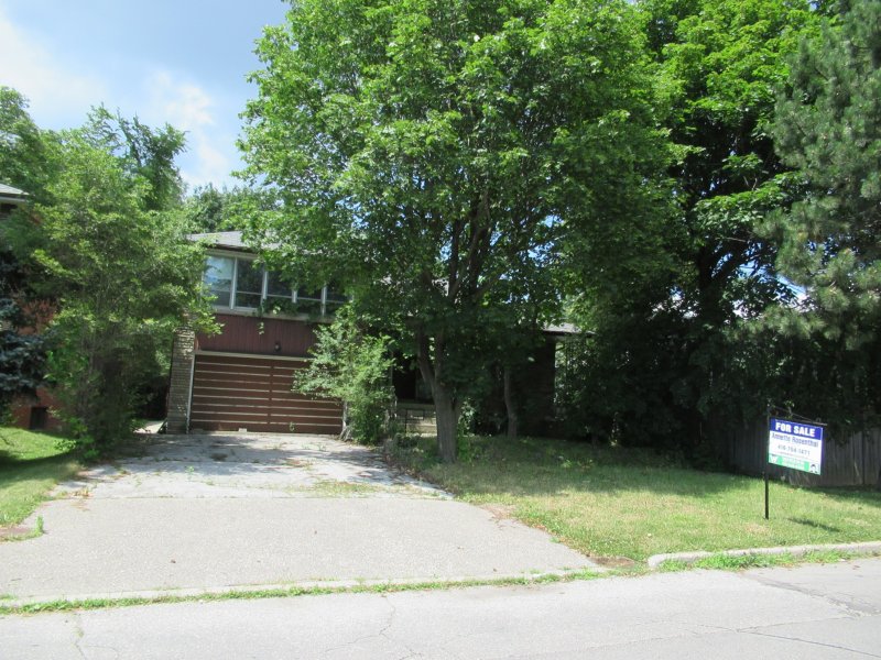SOLD **78 WENDERLY DR. LARGE 4 BD  HUGE LOT