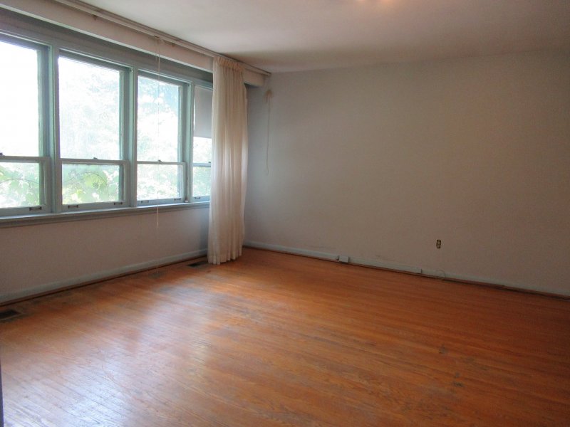 SOLD **78 WENDERLY DR. LARGE 4 BD  HUGE LOT