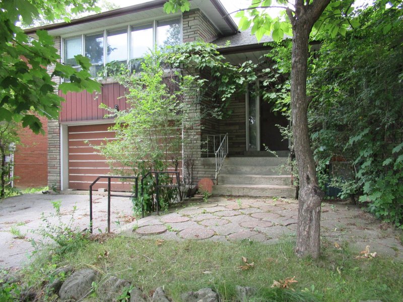 SOLD **78 WENDERLY DR. LARGE 4 BD  HUGE LOT