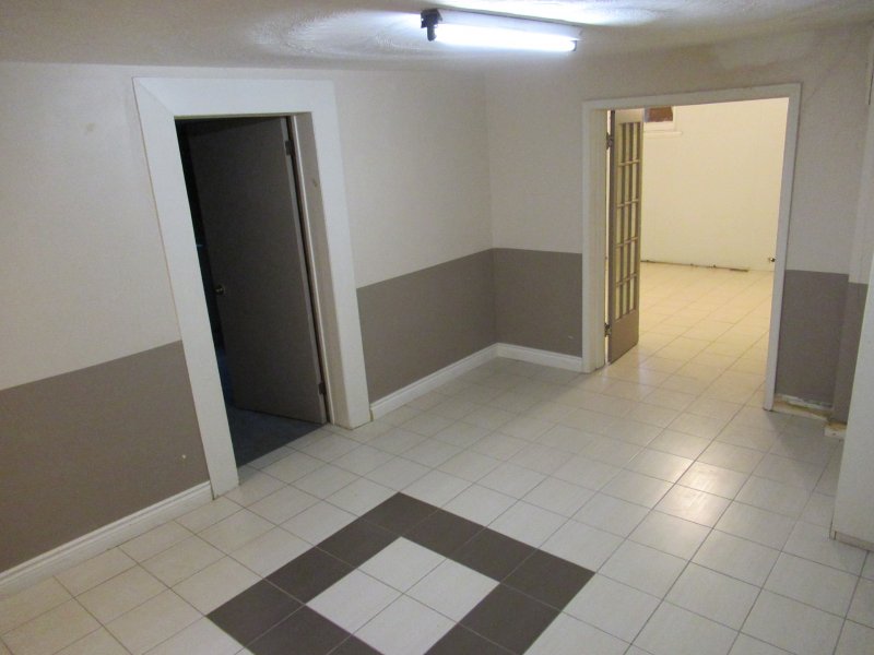 SOLD **78 WENDERLY DR. LARGE 4 BD  HUGE LOT