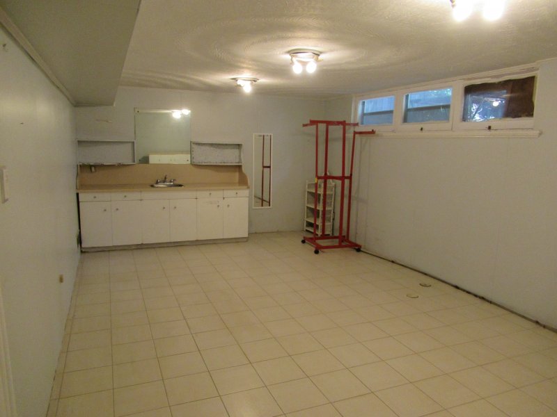 SOLD **78 WENDERLY DR. LARGE 4 BD  HUGE LOT