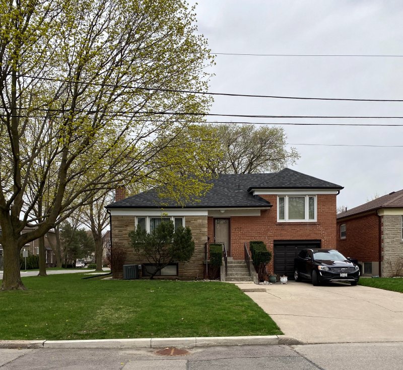 137 Bannockburn Ave SOLD   $1,819,000