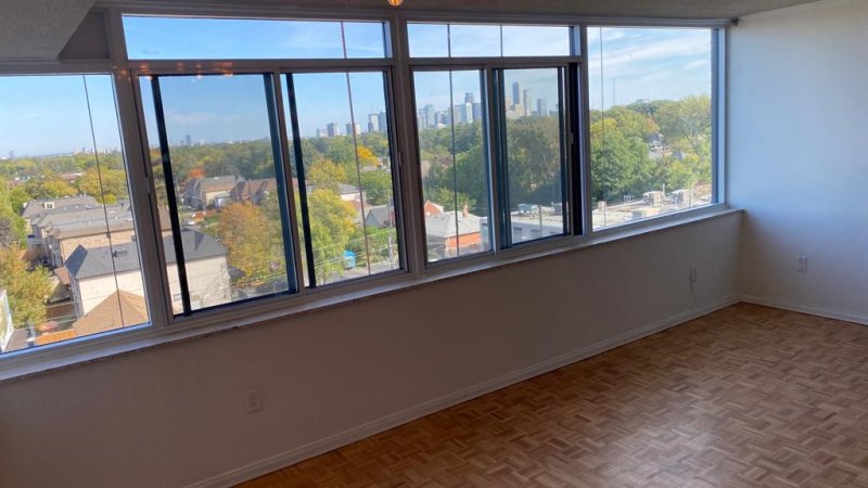 SOLD**3000 Bathurst St. #804 - $518,000