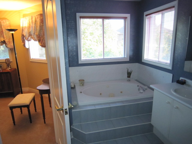 SOLD**7 JOEL SWIRSKY BLVD OFFERED AT $949,900